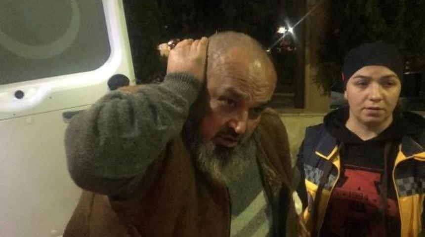 Başına Saplı Bı&ccedil;akla Hastaneye Getirildi