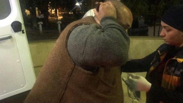 Başına Saplı Bı&ccedil;akla Hastaneye Getirildi 1