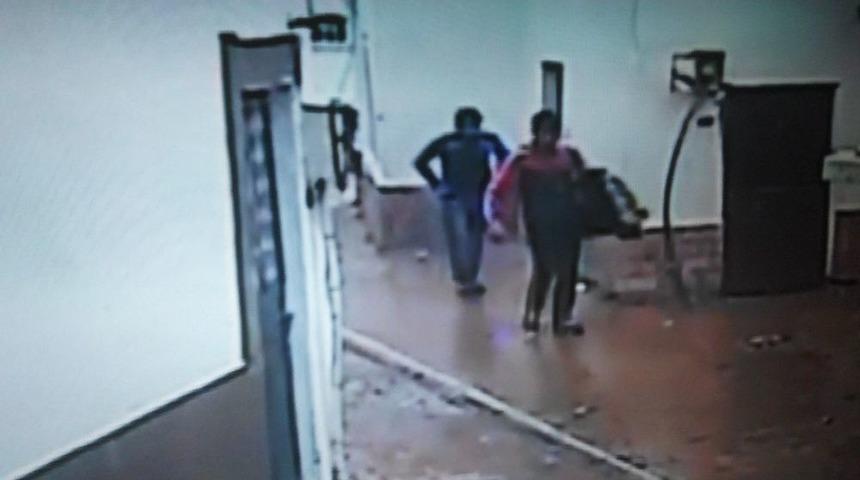 Evlerden Sadece Televizyon &Ccedil;alan Hırsızlar &Ouml;nce Kameralara, Sonra Polise Yakalandı