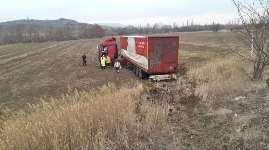 Karşı Şeride Ge&ccedil;en Tır Tarlaya U&ccedil;tu : 2 Yaralı