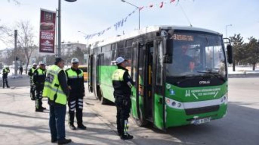 Otob&uuml;ste &lsquo;polis&rsquo; Var