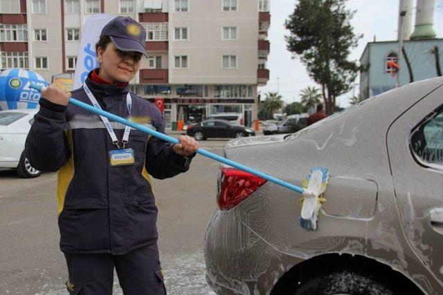 Akaryakıt İstasyonunda Kadın Pompacı 1