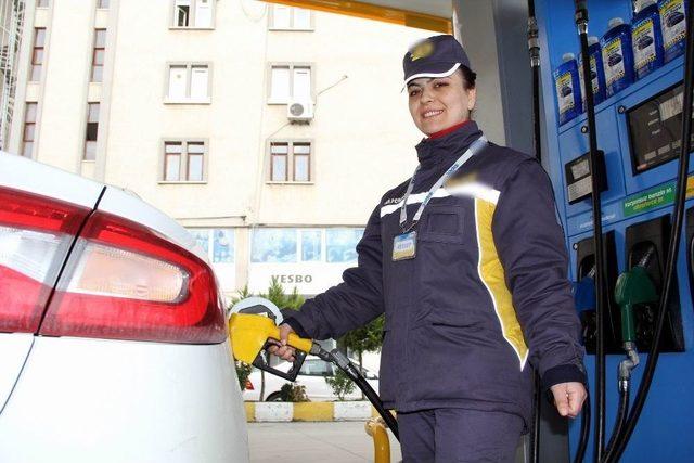 Akaryakıt İstasyonunda Kadın Pompacı 2