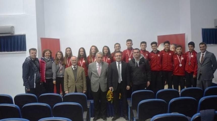 Kros Dalında Başarılı &Ouml;ğrenciler Sevin&ccedil;lerini Kaymakam Arslan İle Paylaştı