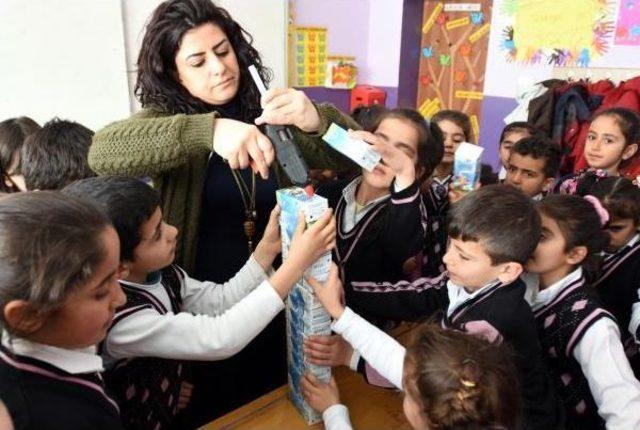 &Ouml;ğrenciler I&ccedil;tikleri Okul S&uuml;t&uuml; Kutularından K&ouml;pek Kul&uuml;besi Yaptı 3