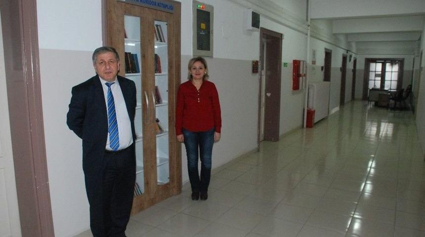 Kapı Boşluğu Kitaplık Oldu