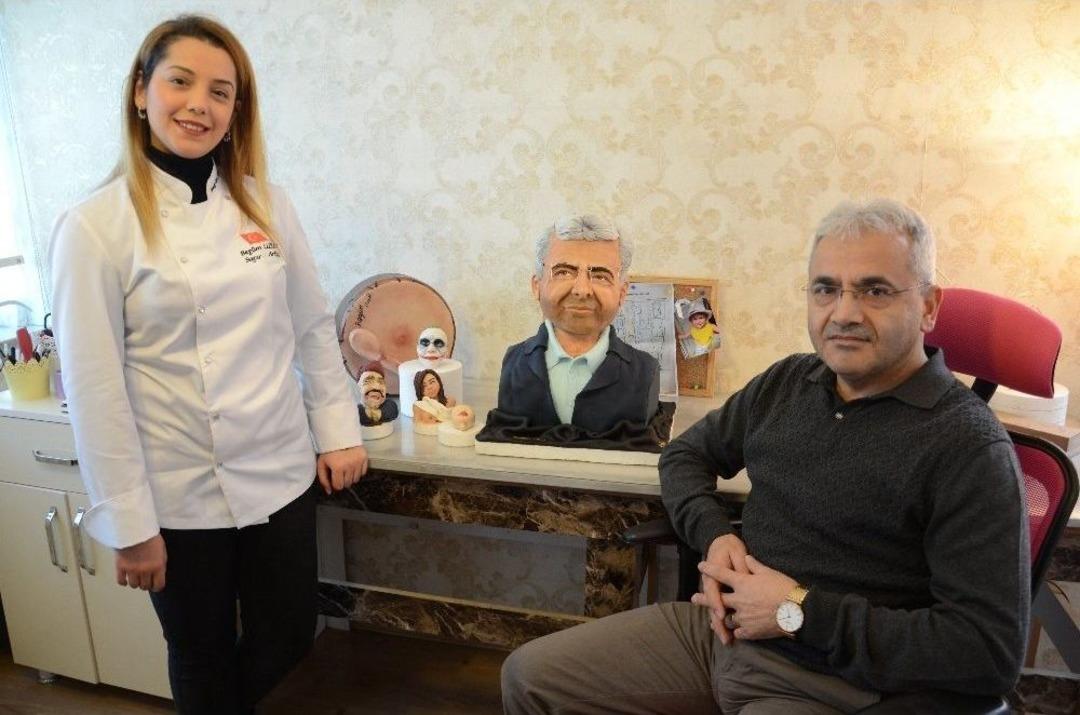 (&ouml;zel Haber) Şeker Hamurundan Babasının B&uuml;st&uuml;n&uuml; Yaptı