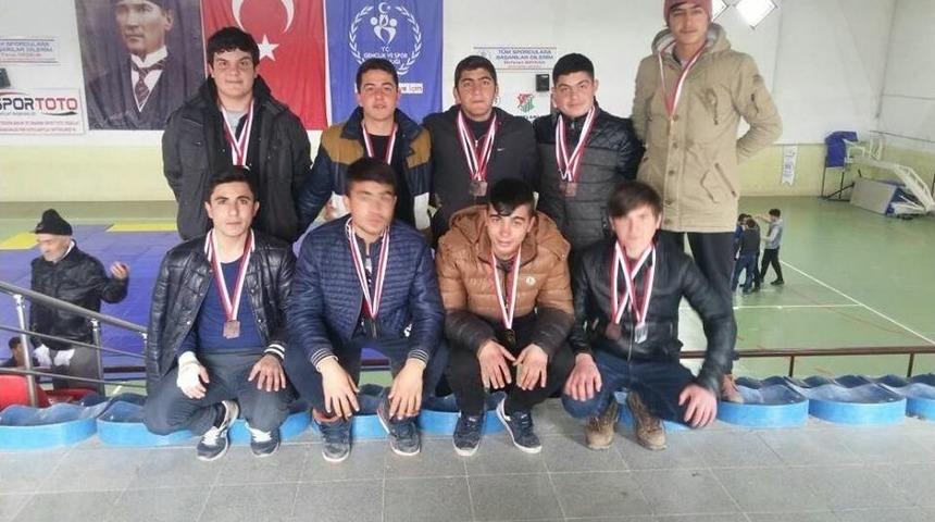 Meslek Lisesi G&uuml;reş M&uuml;sabakalarında 3 Altın, 3 G&uuml;m&uuml;ş, 6 Bronz Madalya Kazandı