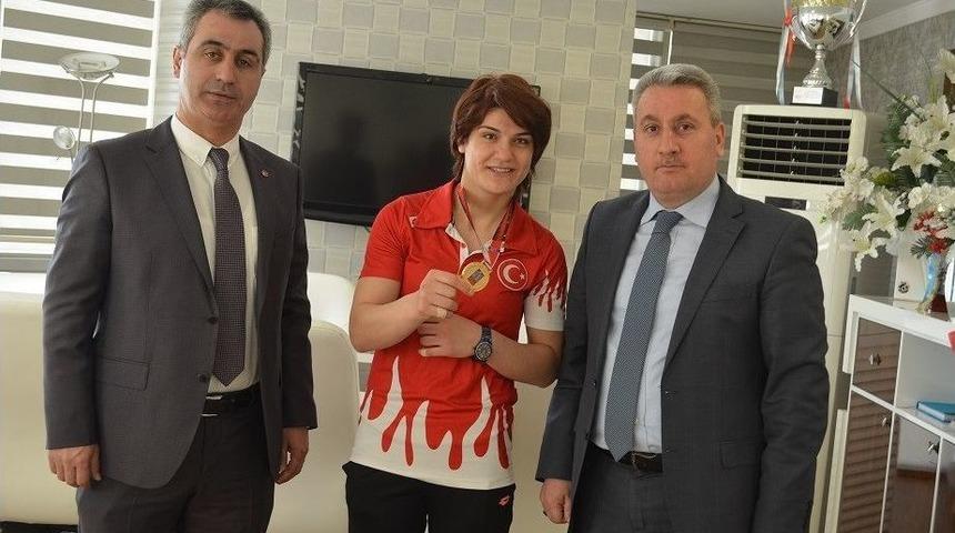 Taşkesenligil Şampiyon Judocuyu Altınla &Ouml;d&uuml;llendirdi