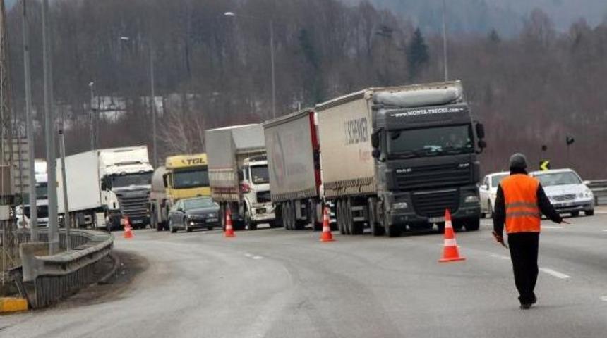 Bolu Dağı T&uuml;neli'nde Hasarlı Kaza Tem'i Kapattı