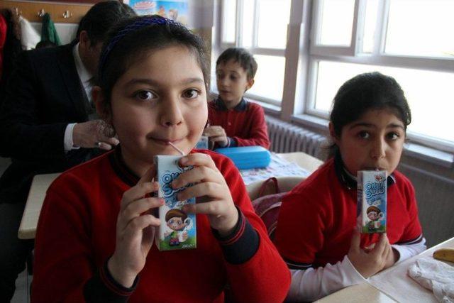 Kayseri’de 104 Bin 590 Öğrenciye Süt Ve Kuru Üzüm Dağıtıldı