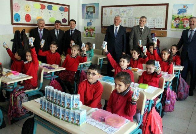 Kayseri’de 104 Bin 590 Öğrenciye Süt Ve Kuru Üzüm Dağıtıldı