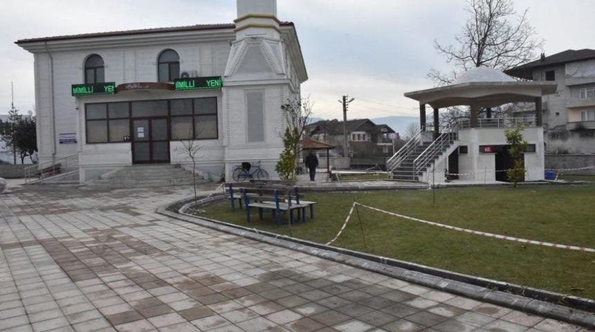 D&uuml;zce Belediyesi Camilerin &Ccedil;evresine D&uuml;zenleme Yapıyor