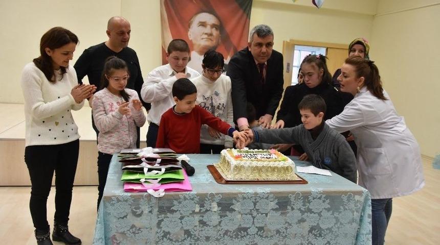 &Ouml;zel &Ccedil;ocukların &Ouml;zel G&uuml;n&uuml; Kutlandı