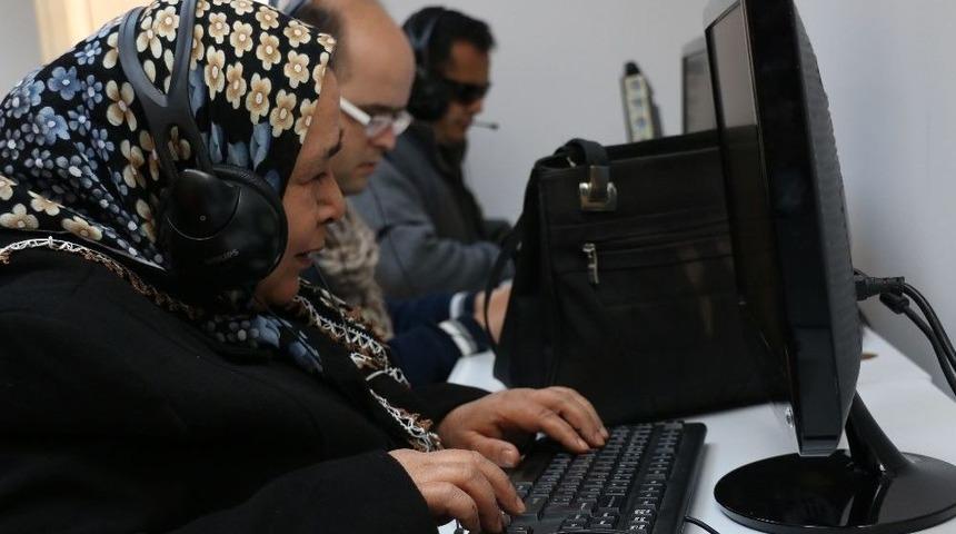 Sesli K&uuml;t&uuml;phane İle Okumaya Engel Yok