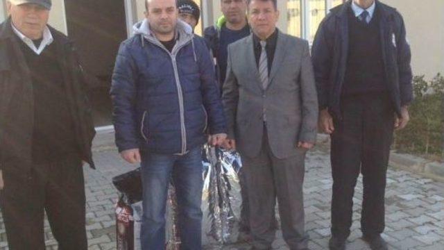 Salihli’de Sokak Hayvanlarına Mama Desteği