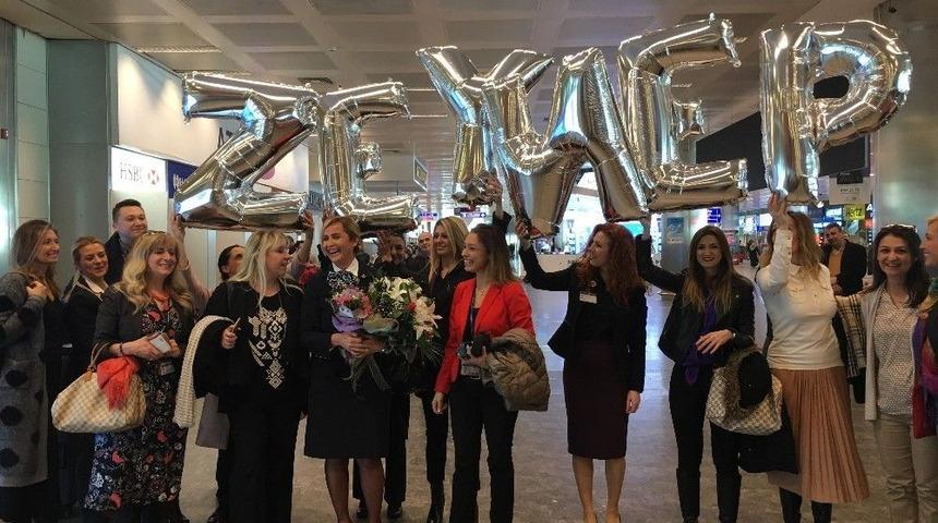 Emekli Olan Hostese S&uuml;rpriz Karşılama