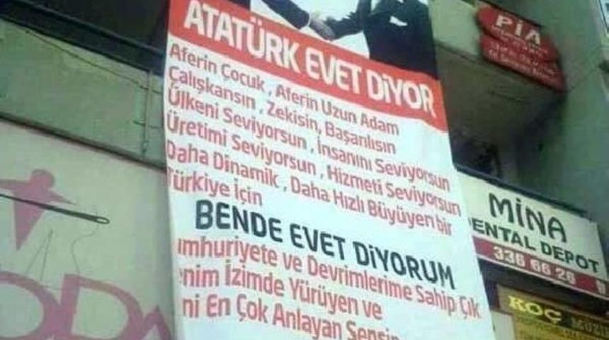 Atat&uuml;rk'l&uuml; &lsquo;Evet&rsquo; Pankartı Tepki &Uuml;zerine Kaldırıldı