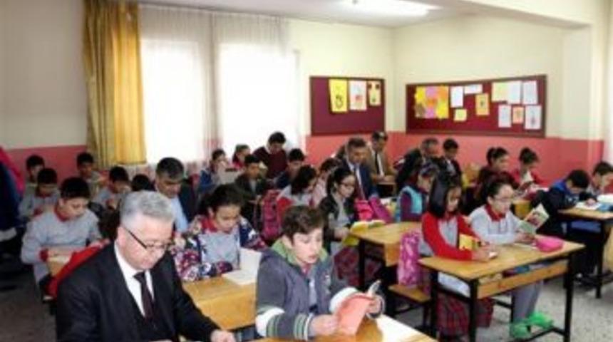 M&uuml;d&uuml;rler &Ouml;ğrencilerle Birlikte Kitap Okudu