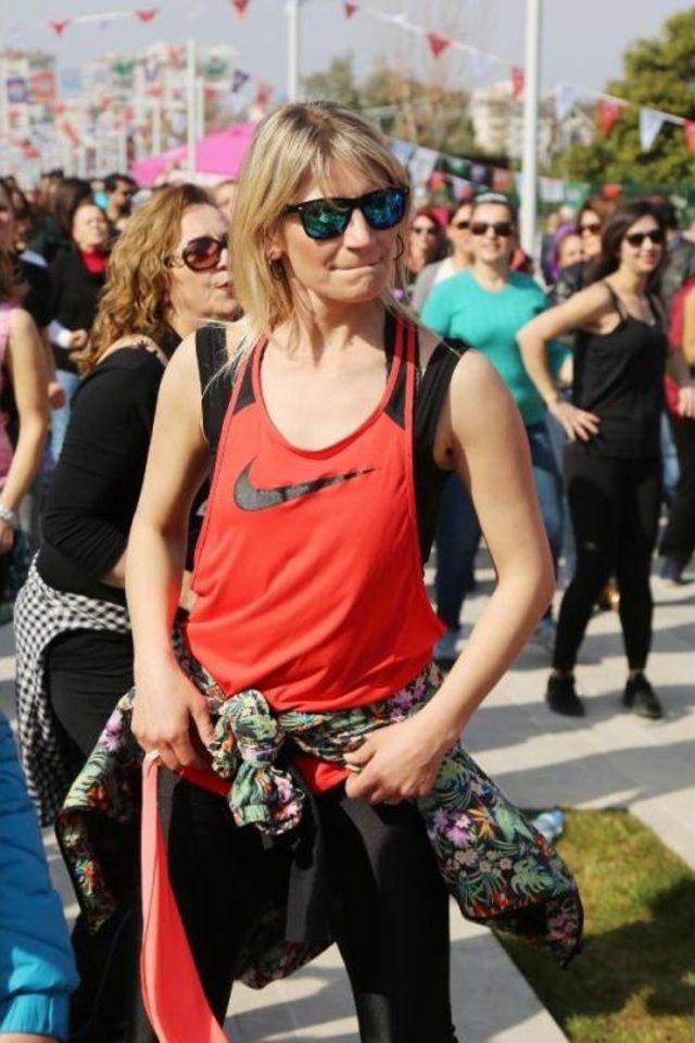 Mersin&rsquo;De Y&uuml;zlerce Kişi Kansere Karşı Dans Etti 1