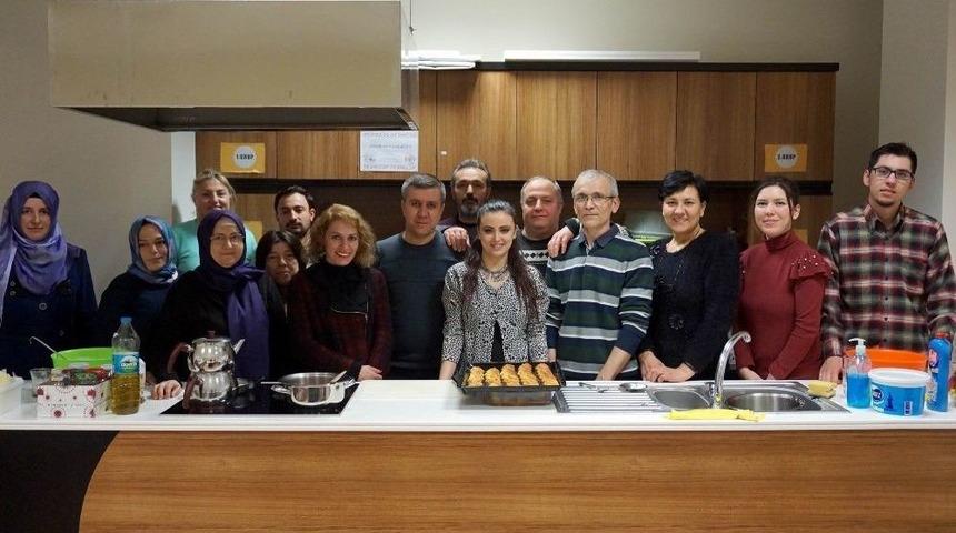 Yapmayı &Ouml;ğrendikleri Yemeği Tadarak Değerlendiriyorlar