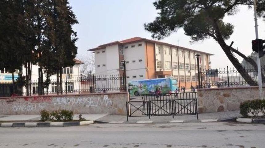 Okuldaki Tabelalara Referendum Ayarı