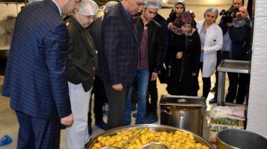 Rekt&ouml;r Ve &Ouml;ğrencilerden &Uuml;niversite Yemekhanesine Baskın