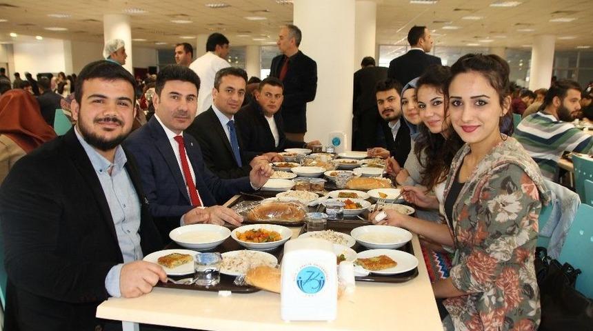 Rekt&ouml;r Karacoşkun, &Ouml;ğrencilerle Bir Araya Geldi