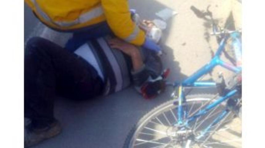 Yolcu Minib&uuml;s&uuml; Bisiklete &Ccedil;arptı: 1 Yaralı