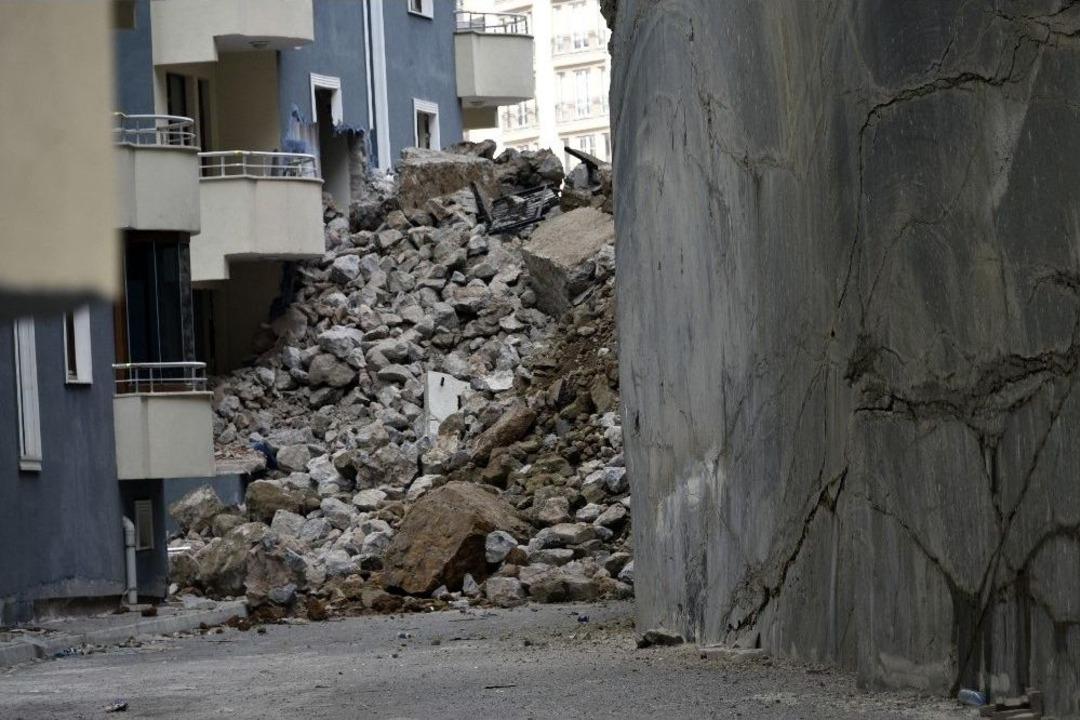 G&uuml;m&uuml;şhane&rsquo;de İstinat Duvarının &Ccedil;&ouml;kmesine Hukuki İnceleme