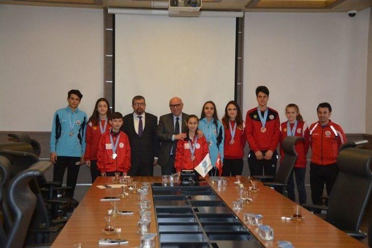 Madalyalı Genç Atletler Sevinçlerini Başkan Eşkinat İle Paylaştılar Ziyaret Etti