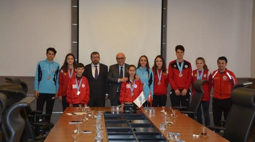 Madalyalı Gen&ccedil; Atletler Sevin&ccedil;lerini Başkan Eşkinat İle Paylaştılar Ziyaret Etti