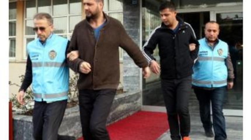 Kavgada Sıkılan Kurşun Mescide Isabet Etti