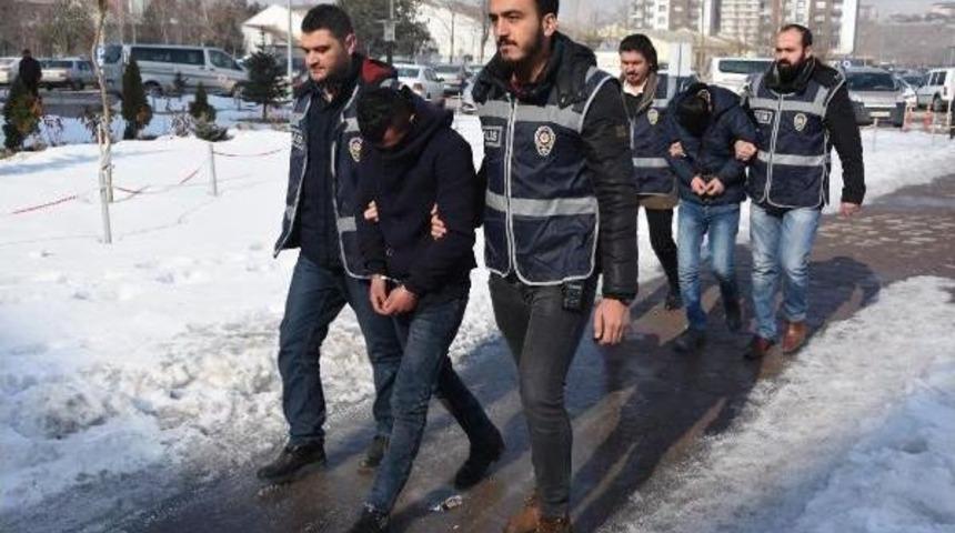 B&uuml;feden Sigara Ve Bozuk Para &Ccedil;alan 2 Kişi Tutuklandı