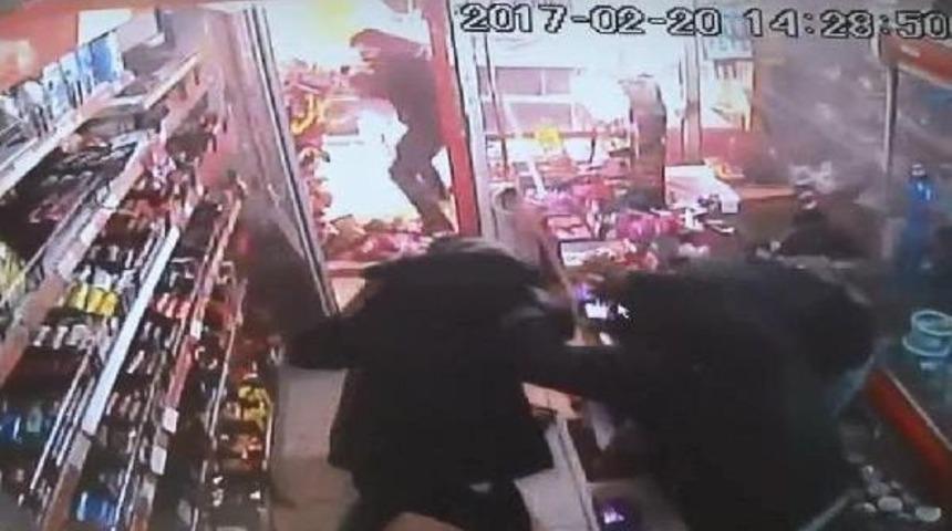 Doğalgaz Bomba Gibi Patladı; Markette Yaşananlar G&uuml;venlik Kamerasına Yansıdı