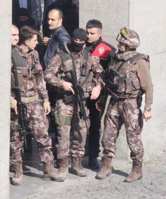 Belediye &Ouml;n&uuml;nde Tabancayla Intihar Girişimi 3