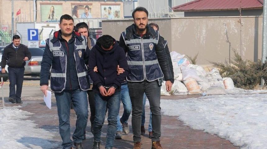 B&uuml;feden Sigara Ve Bozuk Para &Ccedil;alan Hırsızlar Tutuklandı