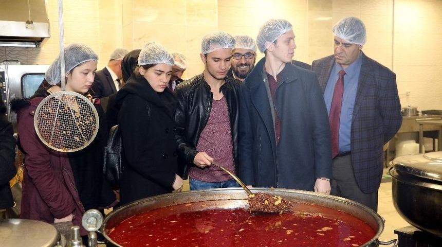 Rekt&ouml;r&rsquo;den Yemekhane Baskını