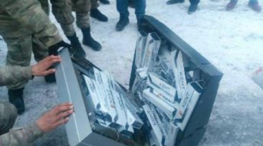 Başkale'de Televizyon I&ccedil;inde Ka&ccedil;ak Sigara Ele Ge&ccedil;irildi