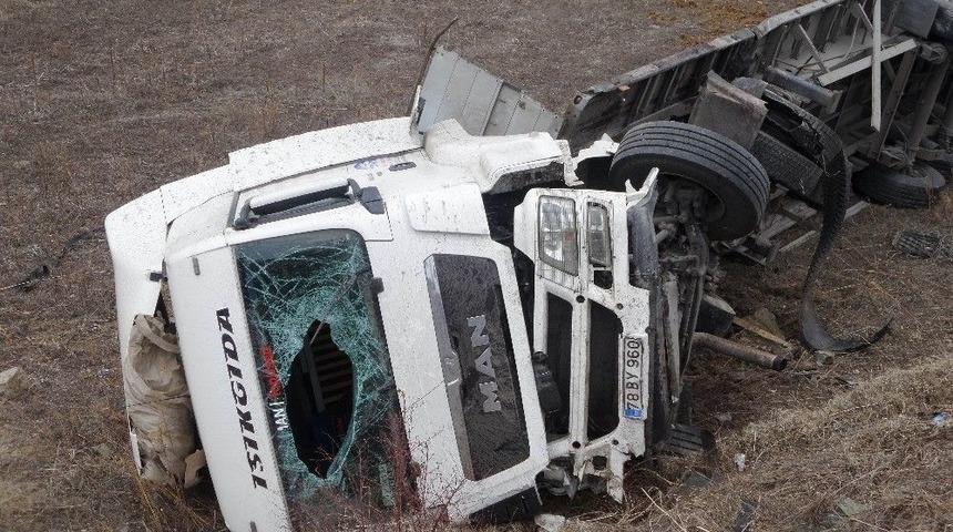 Demir Taşıyan Tır Tarlaya U&ccedil;tu: 1 Yaralı