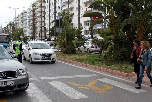 Yaya Öncelikli Caddeye Sürücülerden Destek