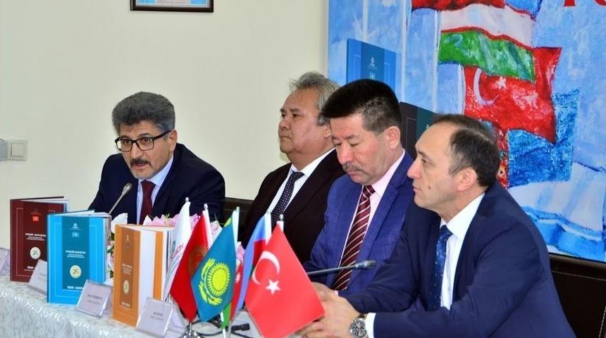 T&uuml;rk D&uuml;nyası G&uuml;&ccedil;leniyor