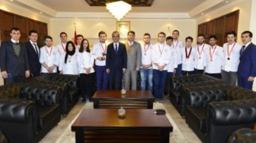 &Ouml;zer&rsquo;den &Ouml;ğrencilere Teşekk&uuml;r Belgesi