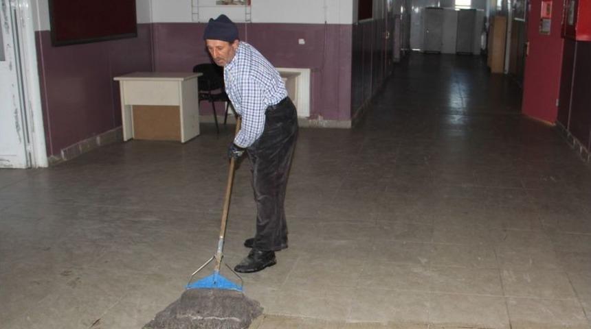 Veliler Okulu G&ouml;n&uuml;ll&uuml; Temizliyor