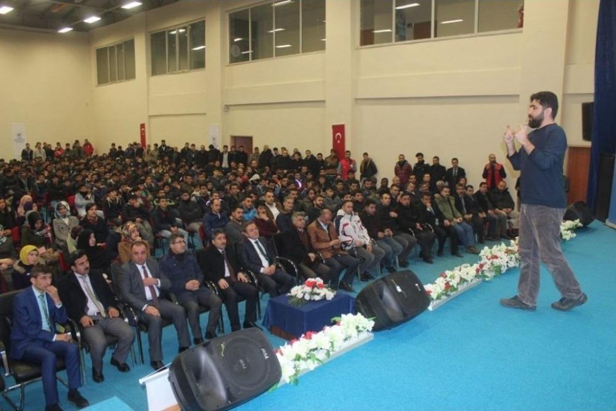 Adem &Ouml;zk&ouml;se Gen&ccedil;lerle Buluştu