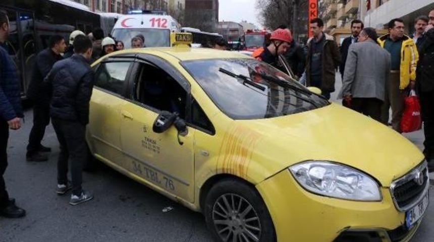 Şişlide Kaza Sonrası Ara&ccedil;ta Sıkışan S&uuml;r&uuml;c&uuml;y&uuml; Vatandaşlar Kurtardı