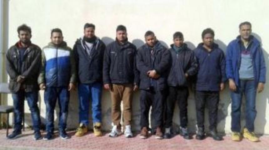 Tekne Arıza Yapınca Yakalandılar