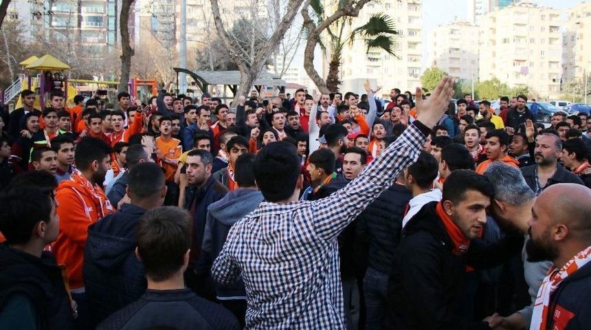 Adanaspor Antrenmanına Taraftar Protestosu