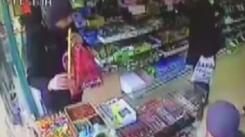 Sadaka Kutusunu &Ccedil;alan Hırsız Kameraya Yakalandı