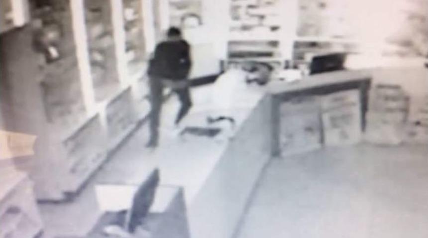 Eczaneden Hırsızlık G&uuml;venlik Kameralarına Yansıdı